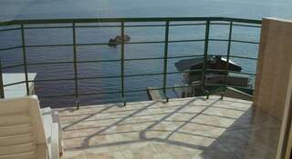 Гостиница Гостевой Дом Кипарис Утес Улучшенный трехместный номер с видом на море-9
