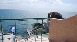 Гостиница Гостевой Дом Кипарис Утес Улучшенный трехместный номер с видом на море-7